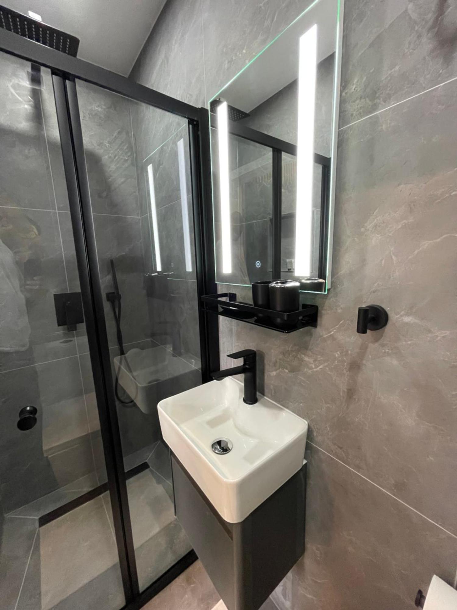 Luxury In Vibrant Area London