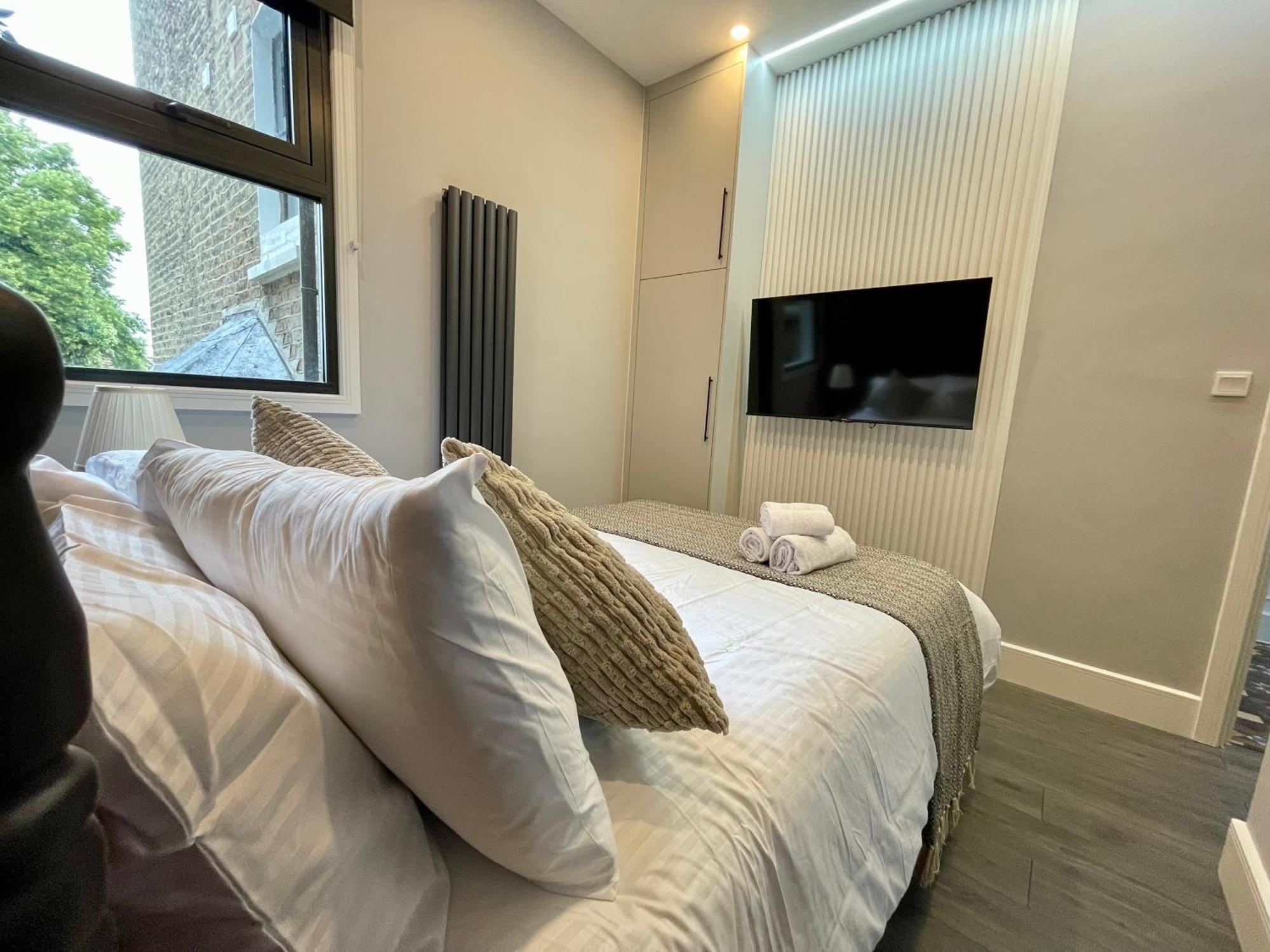 Luxury In Vibrant Area *
