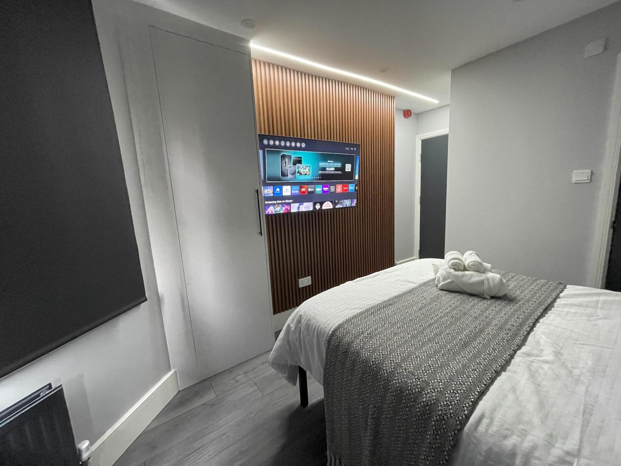 Luxury In Vibrant Area Homestay *
