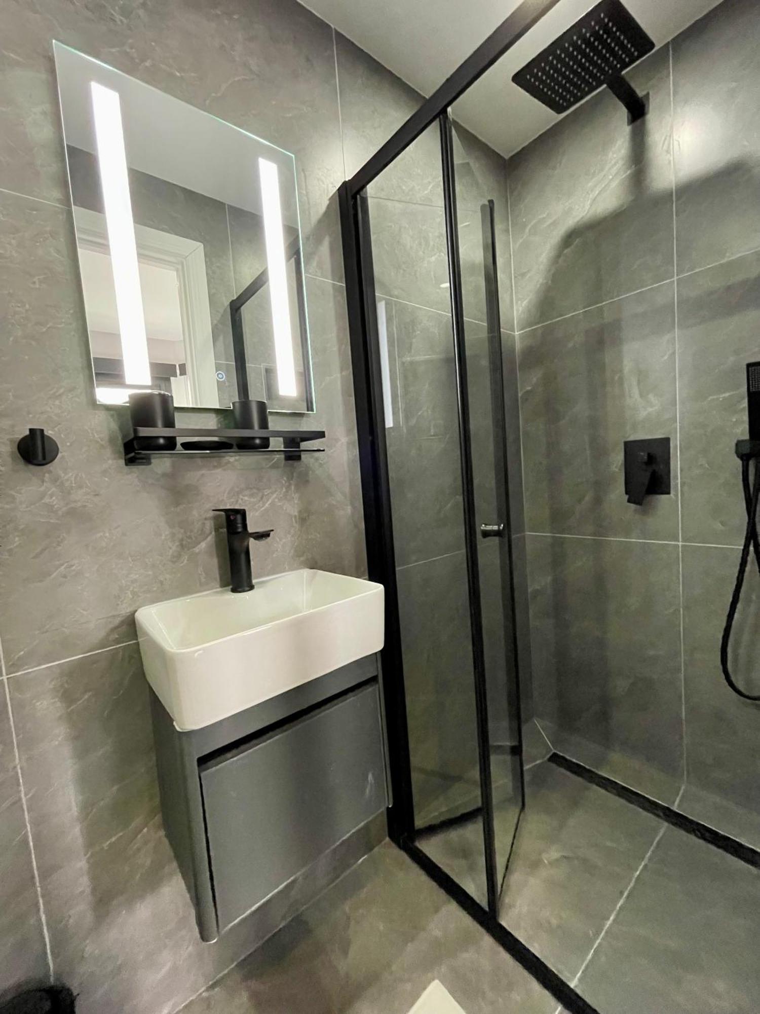 Luxury In Vibrant Area *